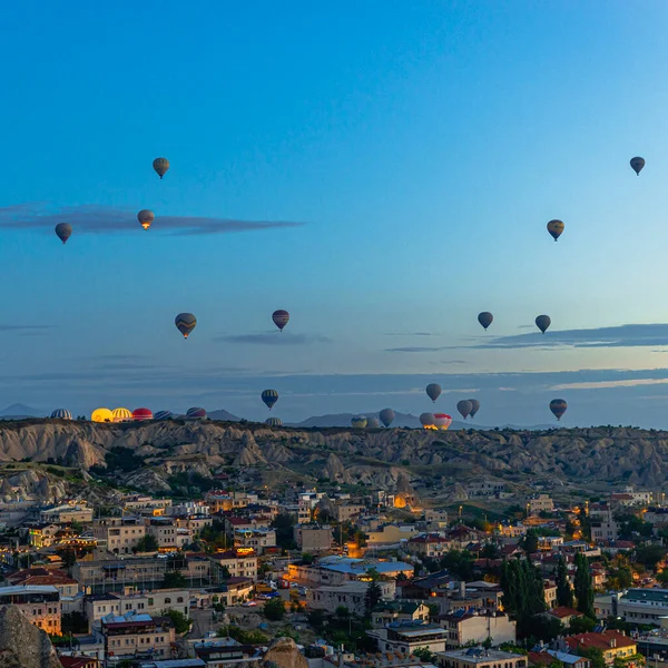 Goreme Turkey 2022年6月29日 热气球在日出时飞行 — 图库照片