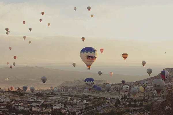 Goreme Turkey Ιουνίου 2022 Αερόστατα Θερμού Αέρα Στον Ουρανό Την — Φωτογραφία Αρχείου