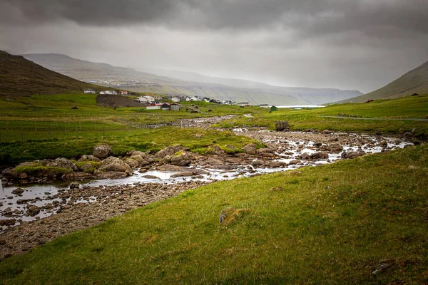 Река Камнями Деревня Заднем Плане Фарерские Острова — стоковое фото