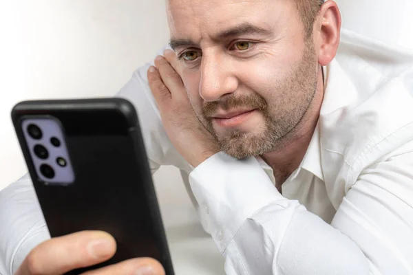 Homem Caucasiano Com Barba Usa Smartphone Estúdio Tiro — Fotografia de Stock