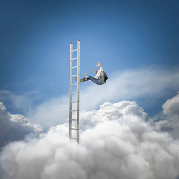 Homem Caucasiano Cai Uma Escada Nas Nuvens — Fotografia de Stock