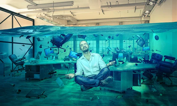 Homem Meditação Flutuante Escritório Inundado Conceito Serenidade — Fotografia de Stock