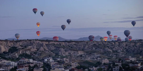 Goreme Turkey 2022年6月29日 夜明けに空に熱気球と風景 — ストック写真
