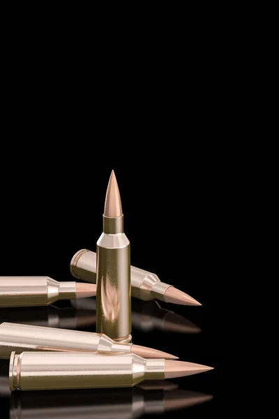 黒を背景にライフル弾を攻撃 3Dレンダリング — ストック写真