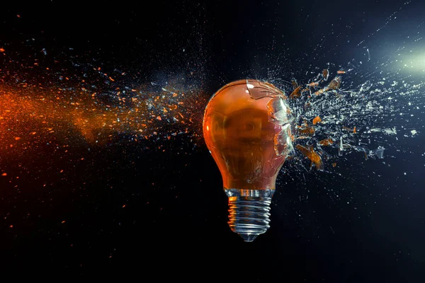 Explosion Einer Orangen Glühbirne Auf Schwarzem Hintergrund — Stockfoto