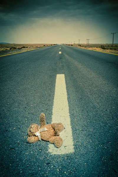 砂漠の孤独な道とテディベア — ストック写真