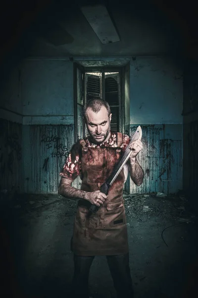 Asesino Serie Con Machete Delantal Manchado Sangre Entorno Decadente — Foto de Stock