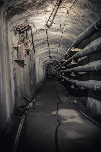 Övergiven Och Ruttnande Tunnel Med Rörledningar — Stockfoto