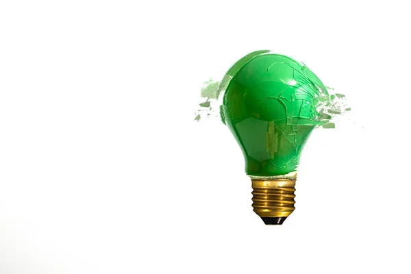 Grüne Glühbirne Bricht Auf Weißem Hintergrund — Stockfoto
