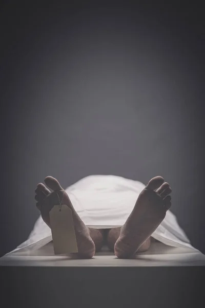 Cadáver Com Etiqueta Uma Mesa Morgue — Fotografia de Stock