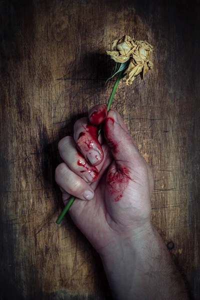 Mano Insanguinata Stringe Una Rosa Appassita — Foto Stock