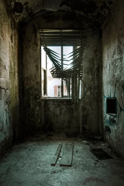 Zdewastowane Rozpadające Się Opuszczone Wnętrze — Zdjęcie stockowe