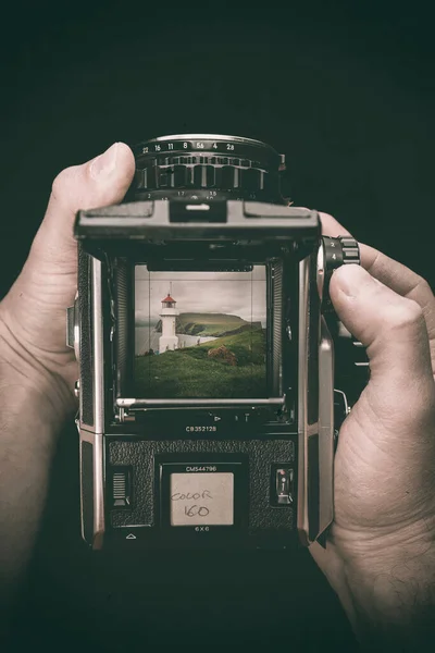 Χέρια Κρατήστε Μια Μεσαίου Μεγέθους Φωτογραφική Μηχανή Φιλμ — Φωτογραφία Αρχείου