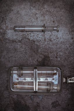 Metal kutuda eski cam şırıngalar
