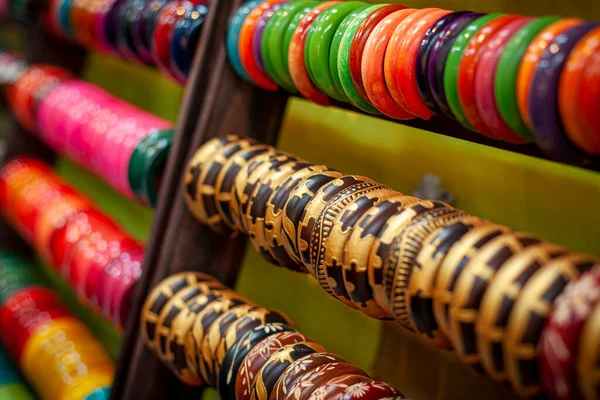 Ekspozycja Artystycznymi Kolorowymi Bransoletkami — Zdjęcie stockowe