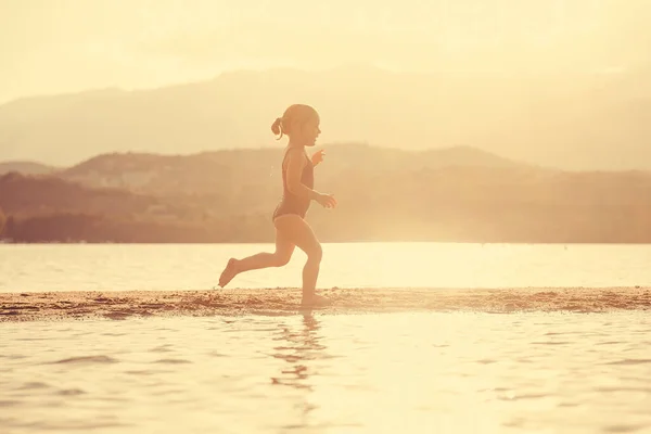 Klein Meisje Aan Kust Rennend Het Strand Bij Zonsondergang — Stockfoto