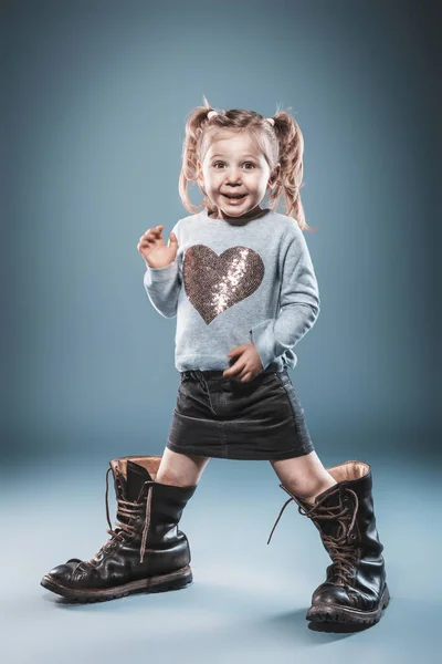 ブロンドの女の子は大きなブーツで遊ぶ スタジオショット — ストック写真