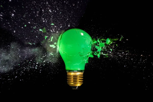 Explosão Uma Lâmpada Verde Sobre Fundo Preto — Fotografia de Stock