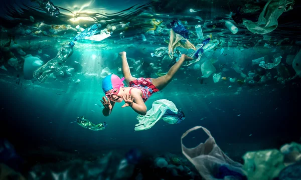 Küçük Kız Plastik Şişelerle Dolu Denizin Altında Yüzüyor — Stok fotoğraf