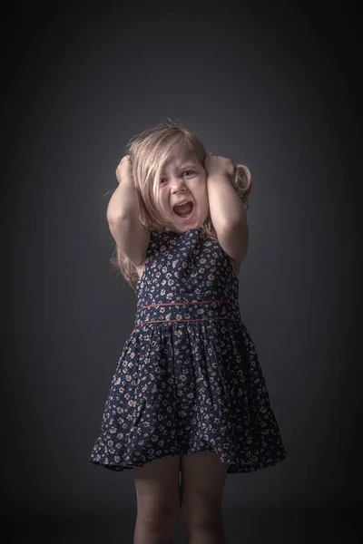 Retrato Estúdio Uma Criança Com Raiva — Fotografia de Stock