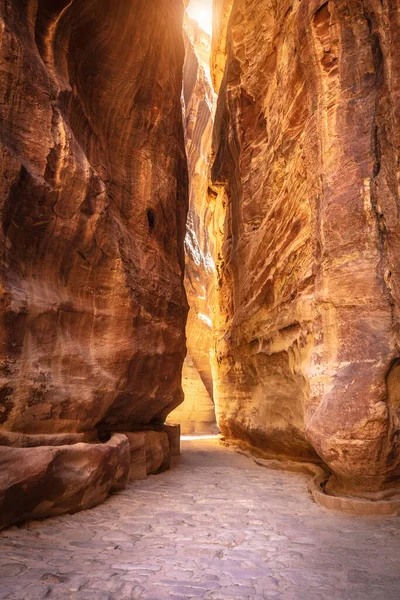 ヨルダンのペトラの宝への峡谷の道 — ストック写真