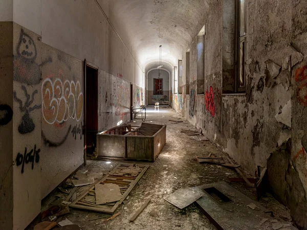 Interior Decadente Vandalizado Edifício Abandonado — Fotografia de Stock