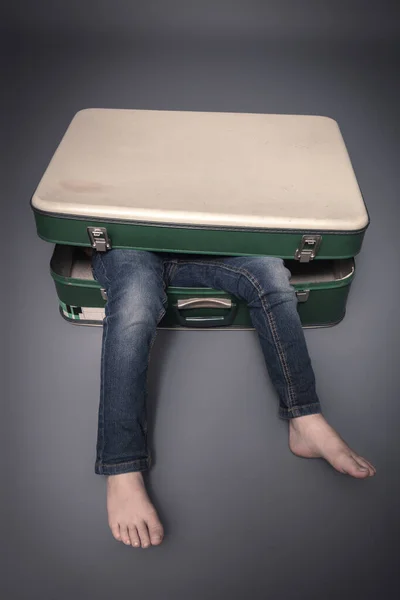 Nohy Vyčnívající Starého Kufříku Svislého Krytu — Stock fotografie