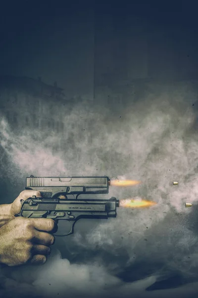 Ręce Trzymające Pistolety Strzelające Dymem Tłem Domów — Zdjęcie stockowe