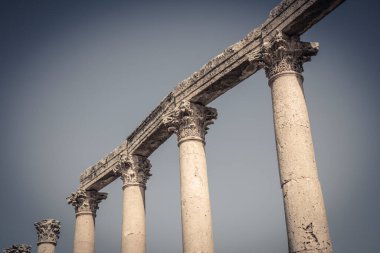 Ürdün 'deki antik Jerash şehrinde sütunlar.