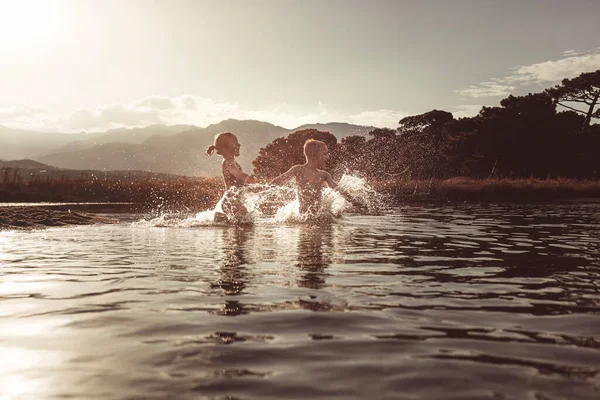 Niños Juegan Mar Haciendo Grandes Salpicaduras Agua — Foto de Stock