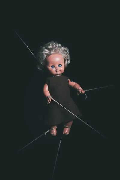 Παλιά Κούκλα Δεμένη Μαύρο Φόντο — Φωτογραφία Αρχείου