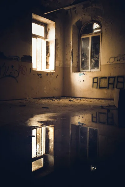 Terk Edilmiş Çürüyen Bir Yer Duvarında Asab Yazıyor — Stok fotoğraf