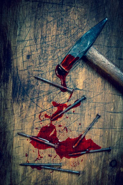 木背上的锤子和血淋淋的钉子 — 图库照片