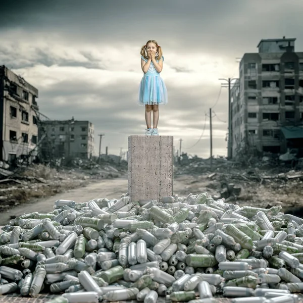 Znepokojené Dítě Betonovém Bloku Rozpadající Město Mnoho Plastových Lahví — Stock fotografie