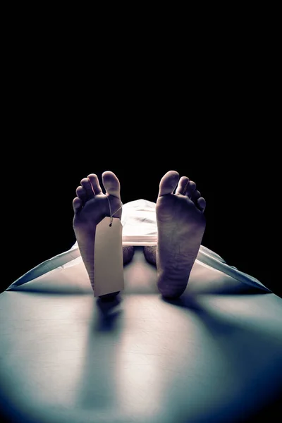 Detailní Záběr Nohou Mrtvého Muže Pozadí Pitevního Stolu — Stock fotografie