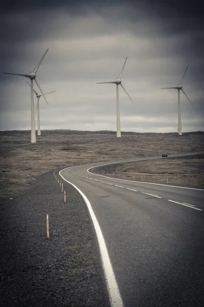 Turbinas Rodoviárias Eólicas Desoladas Fundo — Fotografia de Stock