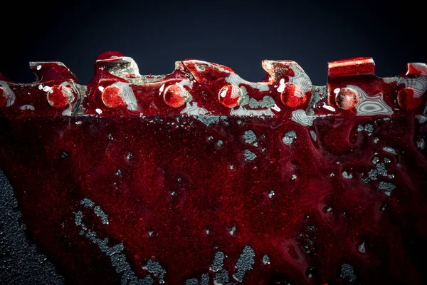 血の通ったチェーンソーの刃の歯の詳細 — ストック写真