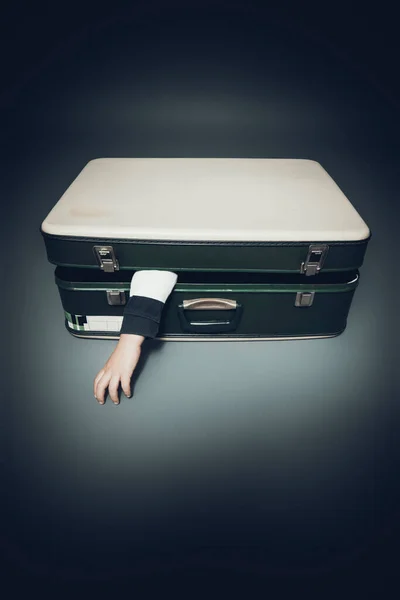 Arm Steekt Uit Een Oude Koffer — Stockfoto
