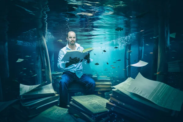 Άνθρωπος Διαβάζει Ένα Βιβλίο Κάτω Από Νερό — Φωτογραφία Αρχείου