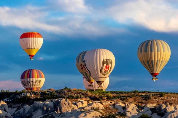 Goreme Turkey 2022年6月27日 熱気球がGoreme上空を飛ぶ トルコ — ストック写真