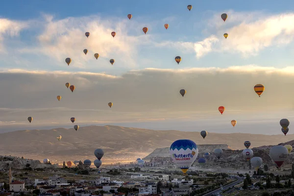 Goreme Turkey Ιουνίου 2022 Πολλά Αερόστατα Θερμού Αέρα Πετούν Πάνω — Φωτογραφία Αρχείου