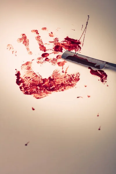 Кровавый Отпечаток Руки Бритва Белый Фон — стоковое фото