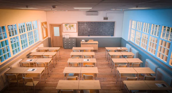 木製の机と床のある学校の教室の風景 3Dレンダリング — ストック写真
