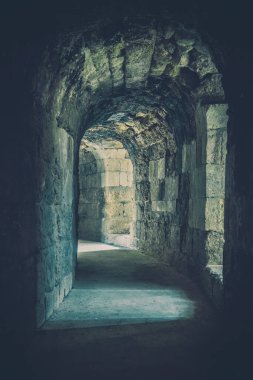 Eski bir kale, koridor ve pencerenin içi