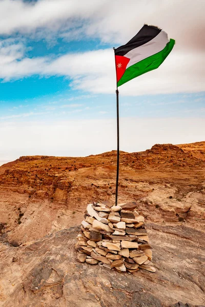 Флаг Иордании Развевается Над Горами Возле Петры — стоковое фото