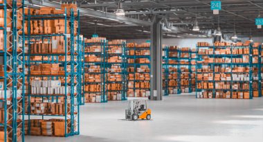 Bir deponun ortasında forklift. 3d oluşturma arkaplanı