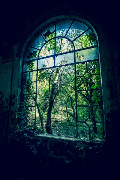 Fenster Eines Verlassenen Und Verwüsteten Gebäudes Eingeschlagen — Stockfoto