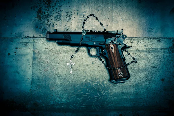 Pistole Und Rosenkranz Auf Metallhintergrund Buchumschlag — Stockfoto