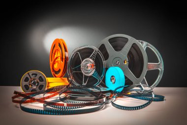 Film temalı arka plan, çeşitli boyutlarda eski Super 8 makaraları