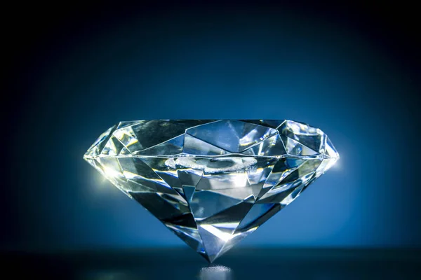 Grote Klassiek Geslepen Diamant Een Blauwe Achtergrond — Stockfoto
